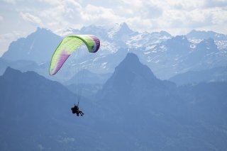 Les deux victimes de l'accident sont un parapentiste nidwaldien âgé de 35 ans et son passager israélo-britannique âgé de 28 ans (photo symbolique).
